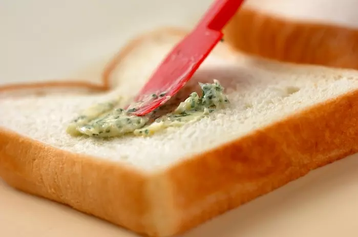 食パンガーリックトーストの作り方1