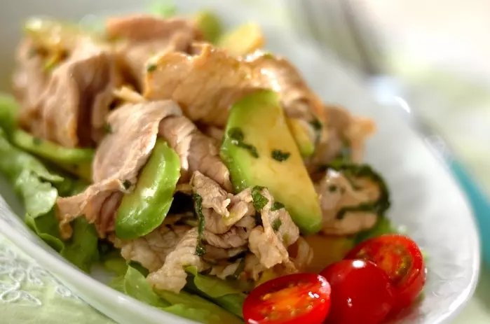 豚しゃぶとアボカドの大葉和え