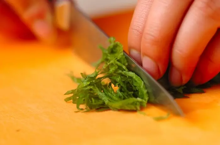 豚しゃぶとアボカドの大葉和えの下準備1