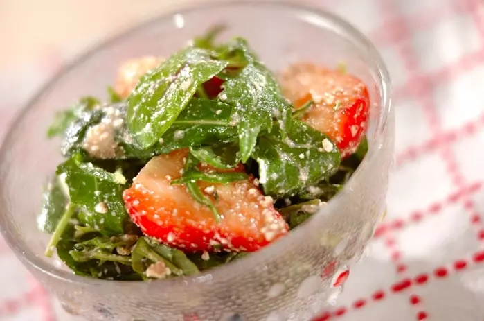 イチゴとカッテージチーズのサラダ