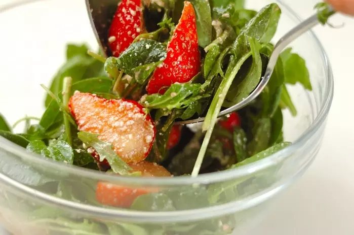 イチゴとカッテージチーズのサラダの作り方1