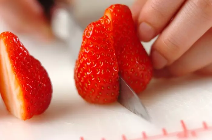 イチゴとカッテージチーズのサラダの下準備1