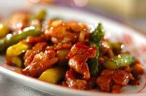 2026年4月9日(木)の献立は「豚肉とアスパラの中華炒め」の献立。旬の野菜や海藻を使った献立です。