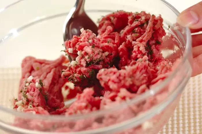 お肉ゴロゴロ！簡単本格ボロネーゼの下準備1