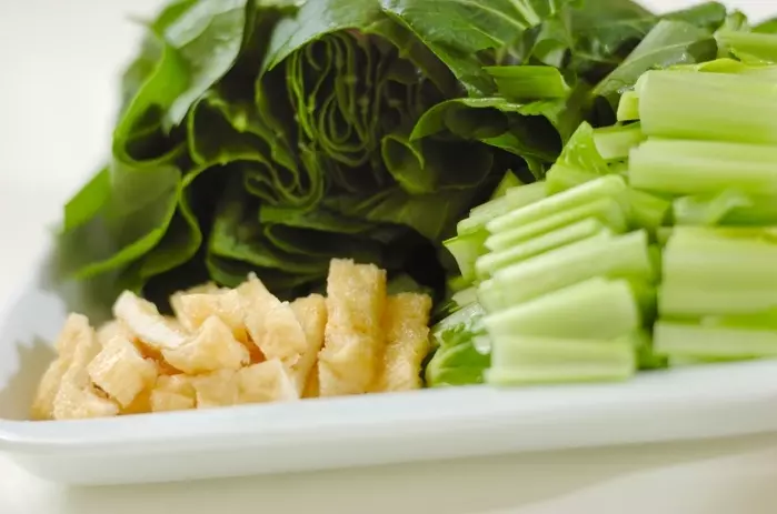 小松菜と油揚げのだし浸しの下準備1