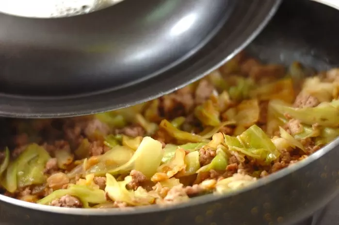 豚ひき肉とキャベツの春巻き 節約おかずレシピの作り方2