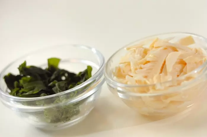 タケノコとワカメのスープの下準備1