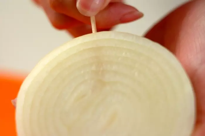 玉ネギのステーキの下準備1