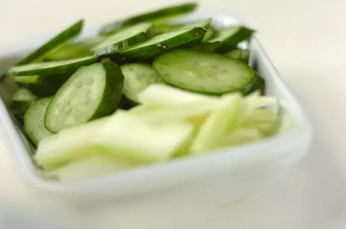 セロリとキュウリの浅漬けの下準備1