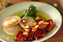 2026年4月22日(水)の献立は「ご飯がとまらない！絶品ソースのトンテキ」の献立。ボリュームあるトンテキに、食物繊維が取れるアッサリとした副菜を組み合わせまし...