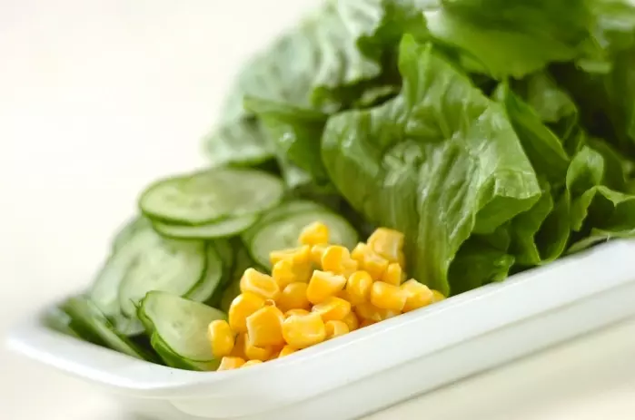 シラスと天かすのサラダの下準備1