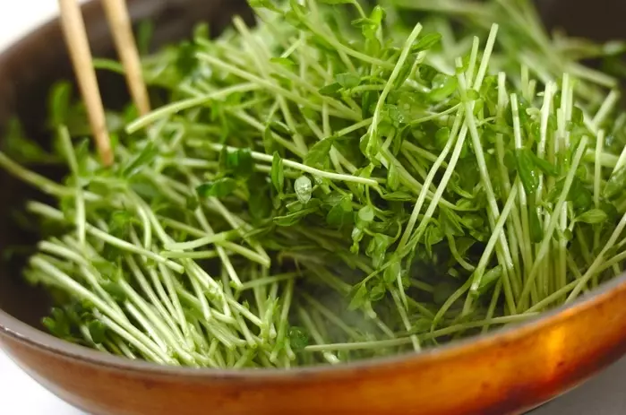 豆苗のオイスター炒めの作り方1