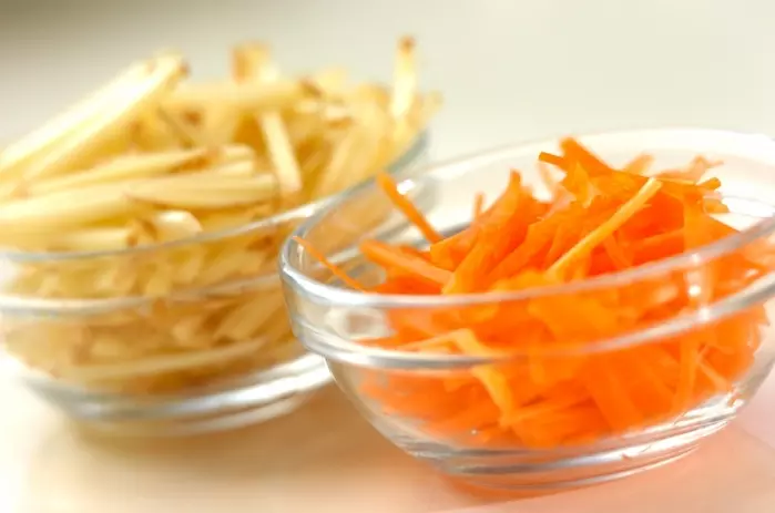 新ジャガとニンジンの甘酢和えの下準備1