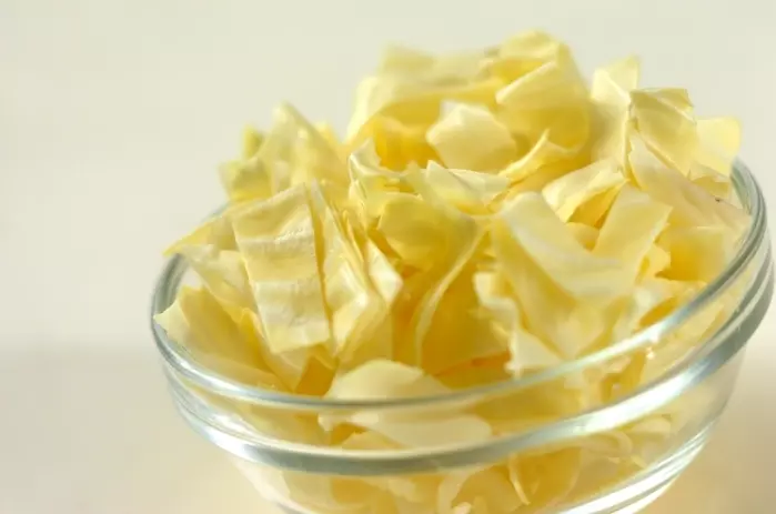 キャベツと天かすのみそ汁の下準備1