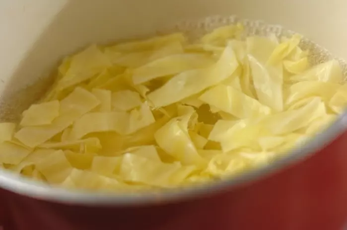 キャベツと天かすのみそ汁の作り方1