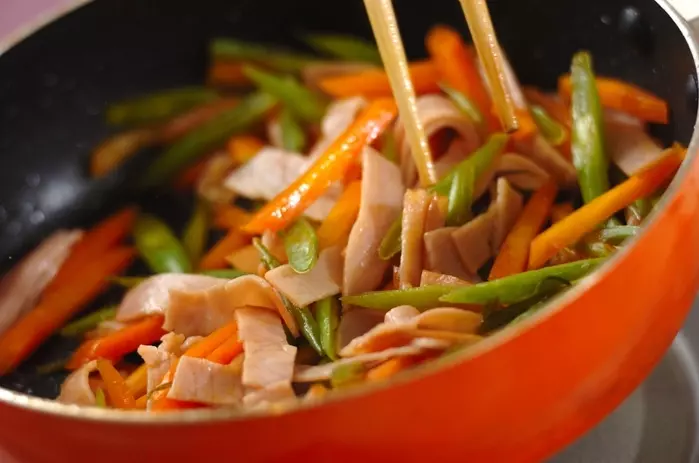 ニンジンとハムの甘酢炒めの作り方2