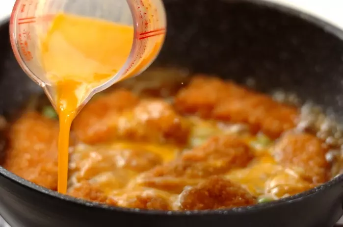 エンドウ豆入り卵とじトンカツ丼の作り方3