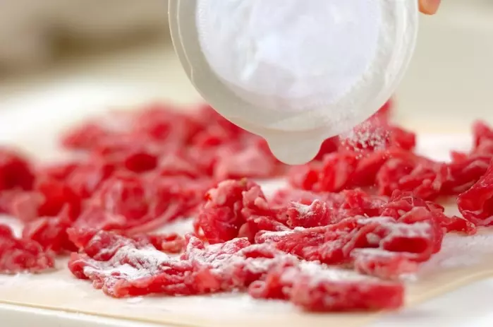 牛肉とトマトの中華炒めの下準備1