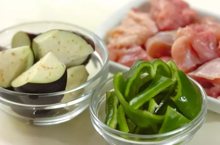 鶏となすの味噌炒め 丼ぶり 簡単10分！基本の作り方の下準備1