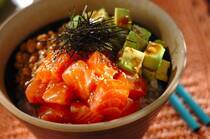 2026年6月1日(月)の献立は「サーモンとアボカドのカフェ丼」の献立。女性にオススメの美容に良い丼と、ビールに合うイカの炒め物、おふくろの味油揚げの袋煮で女子...