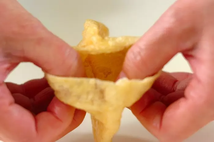 油揚げの袋煮の下準備1
