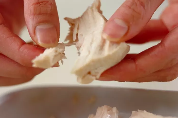 セロリと蒸し鶏の和え物の作り方1