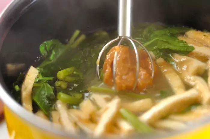 シャキシャキ空心菜と油揚げのみそ汁の作り方2