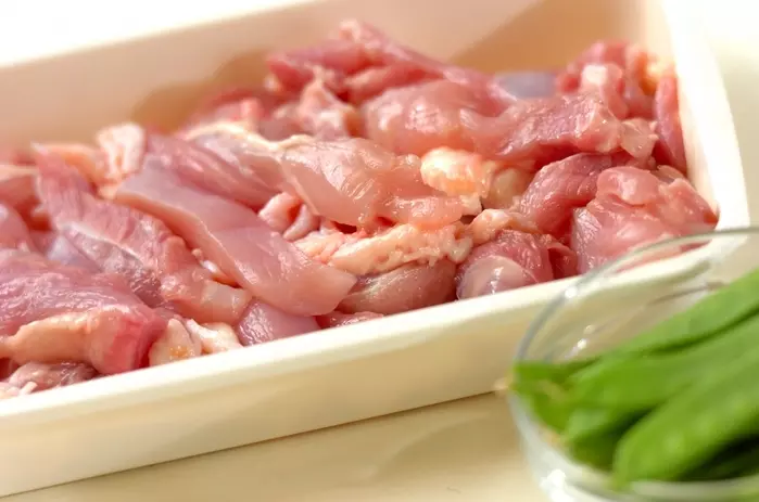 鶏とキヌサヤの卵炒めの下準備1