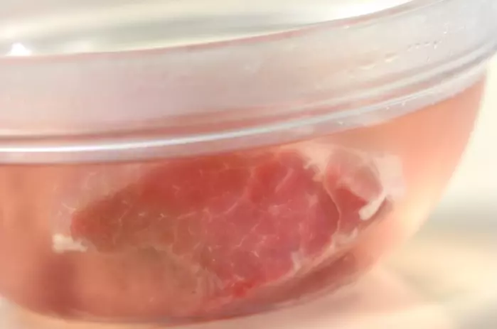 漬けて焼くだけ!ローストポークの下準備2