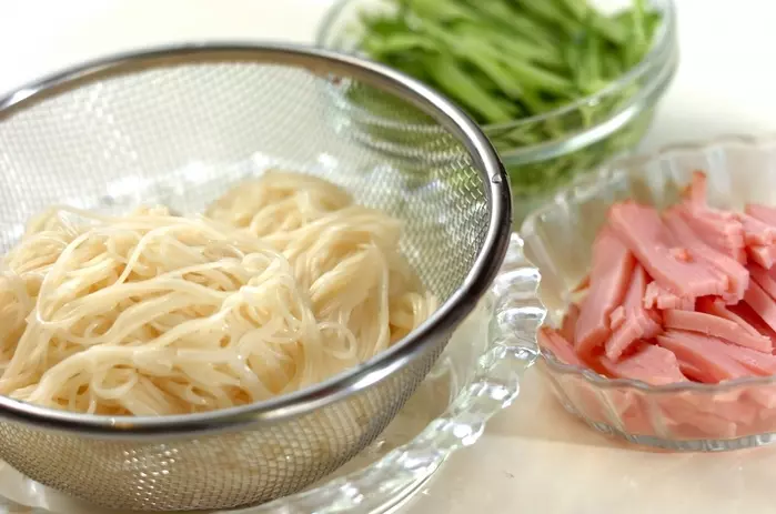 中華風素麺サラダの下準備1