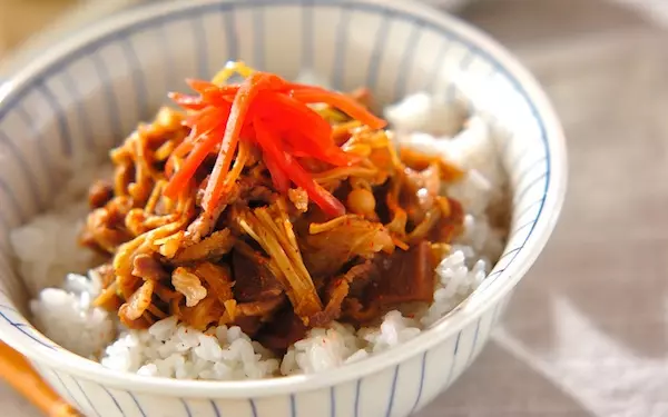 牛肉のような甘辛い味つけがやみつきに！　豚肉のしぐれ丼