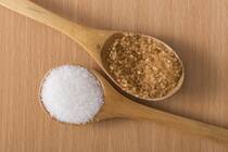 毎日の料理で使う機会の多い砂糖、どういった保存方法が適切なのかご存知でしょうか？可愛らしい容器に入れて常温保存、あるいは袋のまま冷蔵庫に…なんてしていると、長持ちしなくなってしまうかもしれません。今回はそんな砂糖について、保存に適した場所やおすすめの保存容器についてご紹介します。