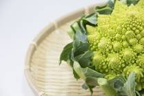 ロマネスコという野菜を知っていますか？カリフラワーの一種で、とてもおもしろい見た目をしているんです。フラクタルという、部分と全体がおなじ形をした構造をしていて、見れば見るほど不思議な形をしています。お料理に使えば、おしゃれな雰囲気に仕上がること間違いなしでしょう。じつはこのロマネスコ、ダイエットに向