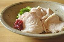 高たんぱく質で低脂質なダイエッターにも注目されている鶏胸肉。そしてなによりお財布に優しい価格で家計を助ける食材の代表でもあります。でも、加熱するとなんだかパサつくイメージがあって、鶏もも肉の方を選びがちになっている人も多いと思います。そんな脇役的存在の鶏胸肉を、これから紹介する方法で調理するとしっと