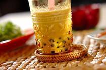 2018年のタピオカ第三次ブームが始まって以降、店頭だけでなく自宅でもタピオカティーが飲めるようになり、今やすっかり私たちの生活の一部として馴染んでいますよね。そんなタピオカですが、実はとある食べ物からできているんです。タピオカの原材料から作り方まで見てみましょう。