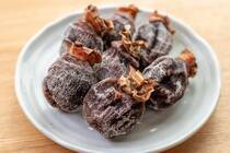 干し柿を食べようと思ったら白い粉がついている。「これってカビなの？」と見分け方に困ったことはありませんか？今回は干し柿の見分け方と、カビの発生を予防するための方法をお伝えします。カビの生えにくい干し柿の作り方や生えた時の対処法は必見です！安全でおいしく作る方法があなたの干し柿づくりに役立ちますよ