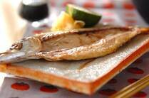 魚介類の加工食品といえば干物ですよね。干物といえば焼くだけでおかずができあがるために調理が簡単なイメージがありますが、おいしい焼き方は知っていますか？お店で食べたような、ふっくらとした仕上がりに家でもしたいですよね。<br /><br />干物のおいしさをグッと引き出すために必要なのは、少しのコツだけです。魚焼きグリル