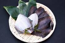 煮つけや干物など幅広い調理方法ができる白身の魚といえばカレイです。スーパーでもよく見かける魚なので、なじみ深いですよね。このカレイには60もの種類があるのをご存じですか？それぞれに味や特徴がことなり、おすすめの調理方法も変わります。<br /><br />今回はカレイの種類や特徴と、それぞれのおいしい食べ方を紹介しま