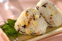 テイクアウトの普及で日本のソウルフードであるおにぎりが再注目されています！<br />白米に具を入れるシンプルスタイルも良いですが、チーズやベーコンなど洋風なおにぎりもなかなか美味しいんですよ。<br />そこで今回は、ご飯に混ぜ込んだり炊き込んで作る洋風おにぎりレシピをご紹介したいと思います。