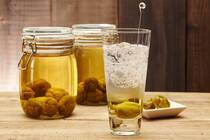 そろそろ梅しごとの準備を始める時期です。青梅で仕込みたい、「梅酒」や「梅シロップ」を作るのに便利な瓶や杓子、ホワイトリカーなどをご紹介します。