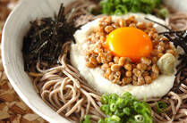 温冷ともに、大人から子どもまで、通年人気の蕎麦。今回は温冷蕎麦の人気レシピ各1位の作り方を紹介します。また、冷たい蕎麦と温かい蕎麦、新感覚の蕎麦までレシピ32選をずらり紹介！