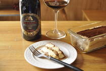 イタリアデザートの定番「ティラミス」。今回は生クリーム不使用の軽やかなレシピをご紹介します。生クリームの代わりに湯せん立てした全卵でふんわりとした仕上がりになりますよ。