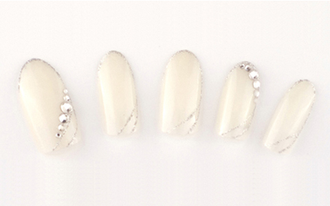 【今日のネイル】女性らしさを引き立てる流れるラインがポイントのホワイトネイル