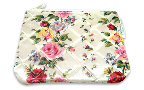 【最新雑誌付録情報】「GLOW」2011年10月号の付録は「ローラ アシュレイ メガポーチ・コスメポーチ・ペンケース」