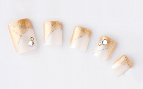 秋の大人の装いに。ゴールドにスマートラインが特徴、ノーブルネイル