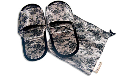 【最新雑誌付録情報】「GISELe」2011年10月号の付録は「AULA AILA ポーチつき携帯スリッパ」