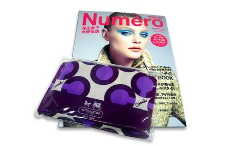 【最新雑誌付録情報】「Numero TOKYO」2011年10月号の付録は「コーチのポンチョ型レインコート&スライダーケース」