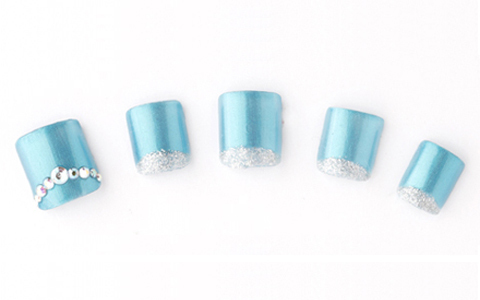 上品なブルーネイルでオープントゥパンプスも華やかに。