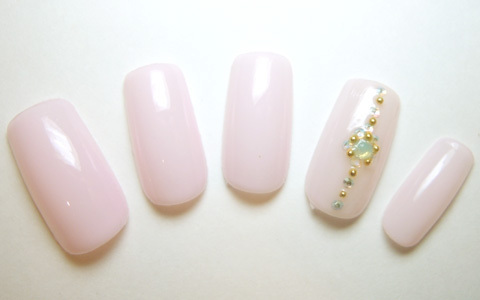 淡いピンクのスウィートネイル
