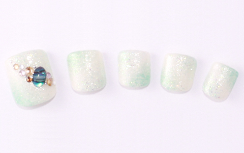 パーティーで注目！キラキラのグリーンネイル